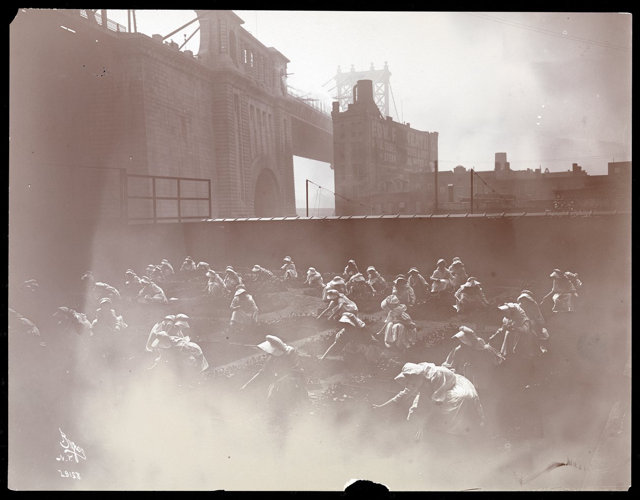 Mädchen arbeiten auf einem Dachgarten, Manhattan Bridge im Hintergrund, New York, 1910 von Byron Company