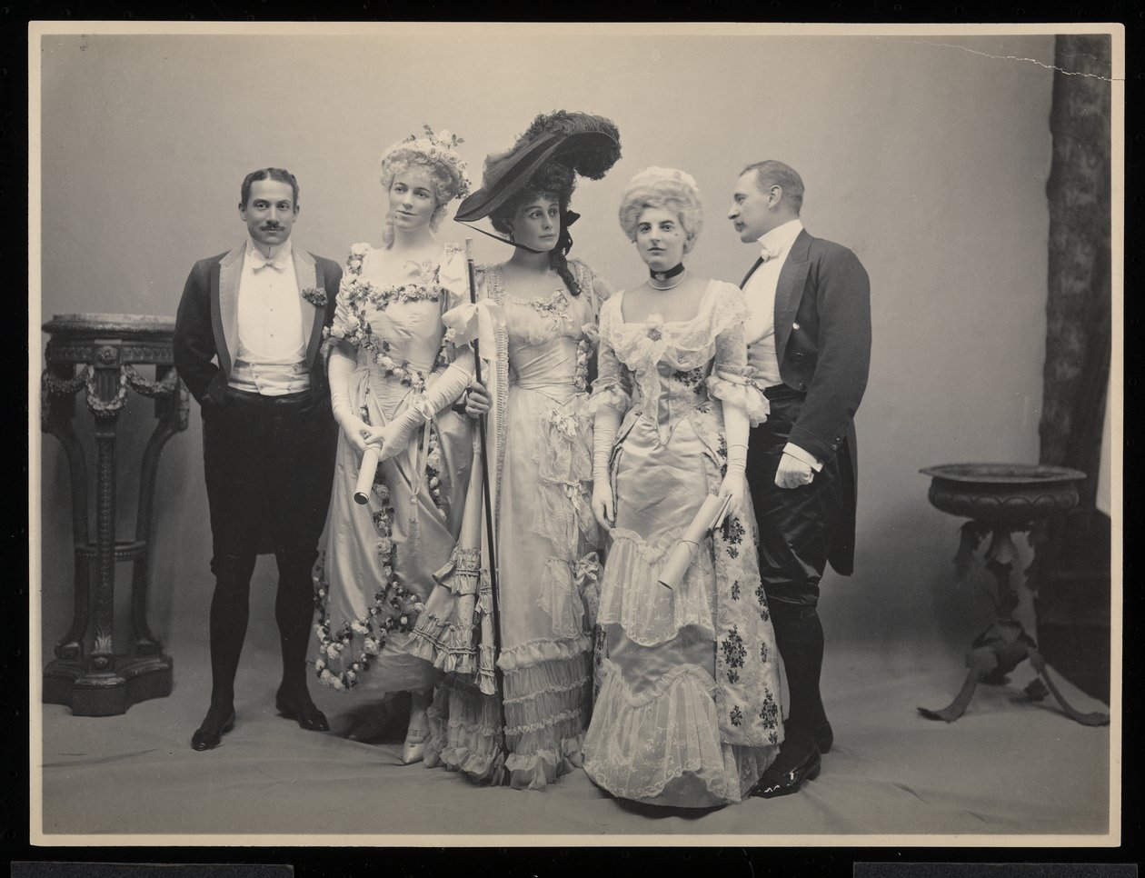 Gruppenporträt von Mr. Barton Willing, Miss Alice Blight, Miss Eleanor Jay (Mrs. Arthur Iselin), Miss Therese Iselin und einem anderen Mann beim James Hazen Hyde Ball, New York, 31. Januar 1905 von Byron Company