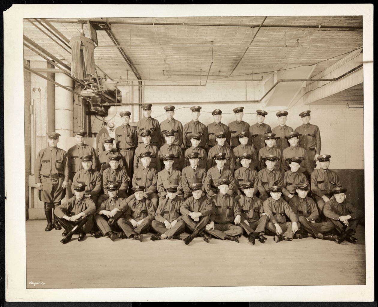 Gruppenporträt von uniformierten Fahrern und Lieferanten der Carolyn Laundry in der 111 East 128th Street, East Harlem, New York, 1928 von Byron Company
