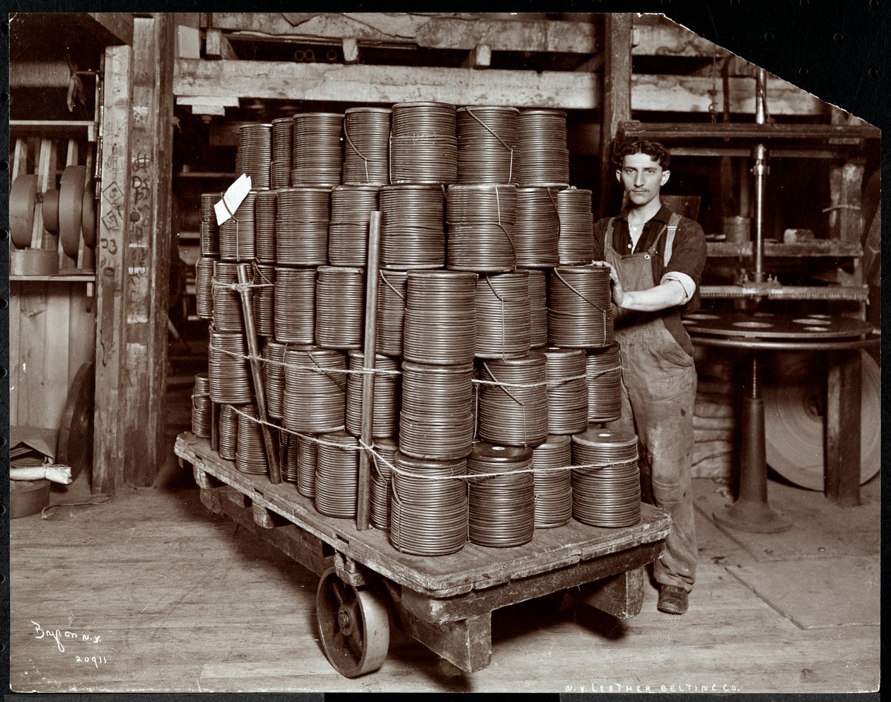 Innenansicht eines Mannes, der bei der New York Leather Belting Co. mit Leder arbeitet, New York, 1906 von Byron Company