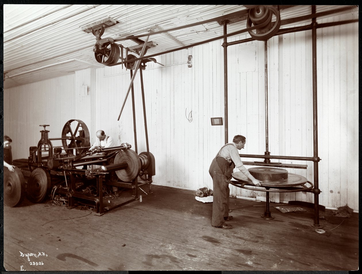Innenansicht von Männern, die an Leder arbeiten bei der New York Leather Belting Co., New York, 1906 von Byron Company