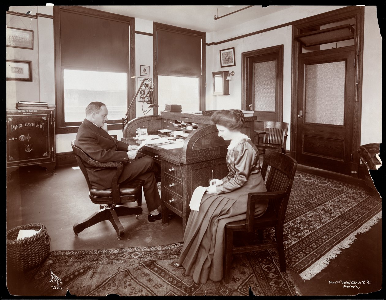 Mann mit seinem Sekretär, der in einem privaten Büro bei Parke, Davis und Co., Chemiker, Hudson und Vestry Streets, New York, 1910, Diktat aufnimmt von Byron Company