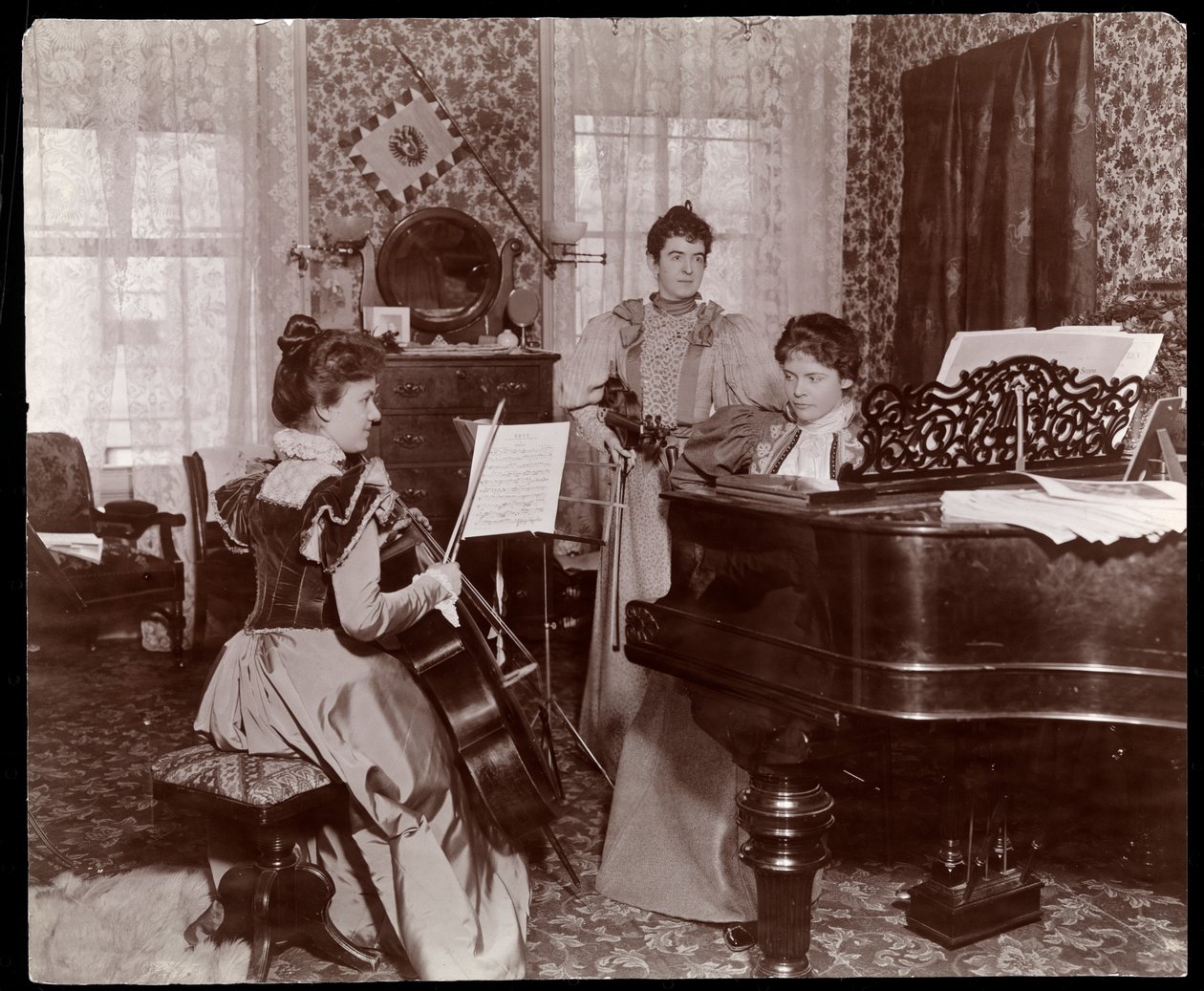 Maud Powell und zwei Begleiter, ca. 1896 von Byron Company