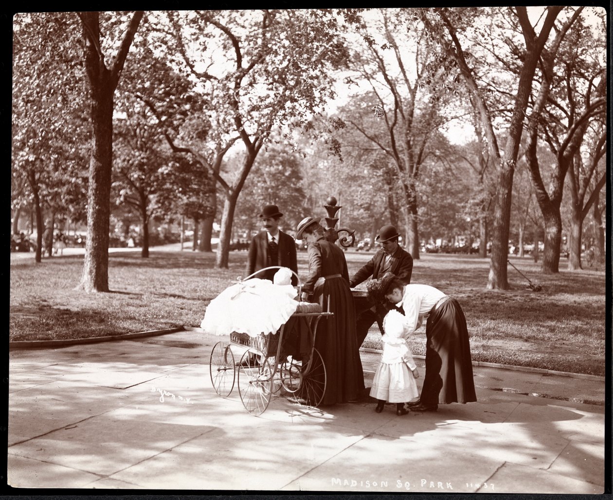 Männer und Frauen mit Kindern an einem Trinkbrunnen im Madison Square Park, New York, 1898 (Silbergelatineabzug) von Byron Company