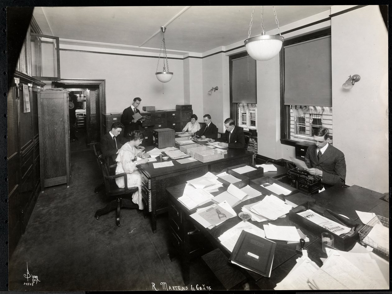 Männer und Frauen arbeiten im Export- und Archivbüro von R. Martens und Co. Inc., New York, 1916-17 von Byron Company