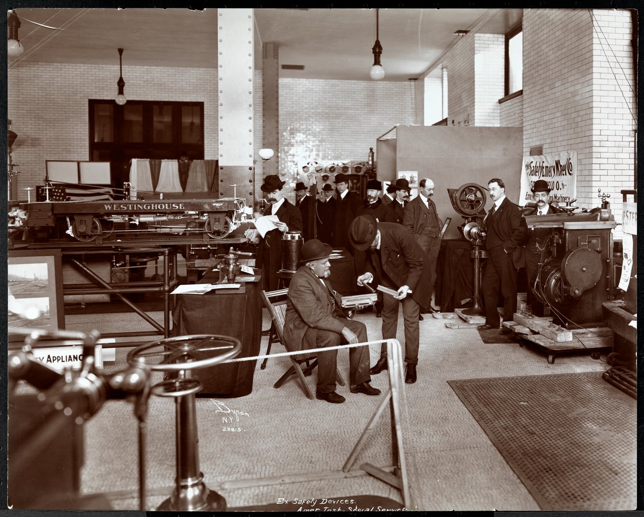 Männer bei einer Ausstellung von Sicherheitsvorrichtungen am American Institute of Social Service, New York, 1906-07 von Byron Company