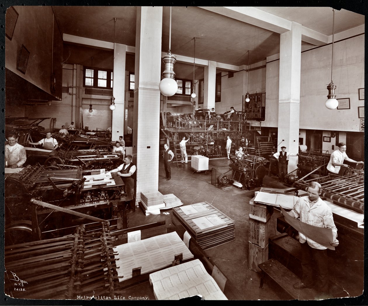 Männer bei der Arbeit in der Druckerei der Metropolitan Life Insurance Co. in der 23rd Street und Madison Avenue, New York, 1907 von Byron Company