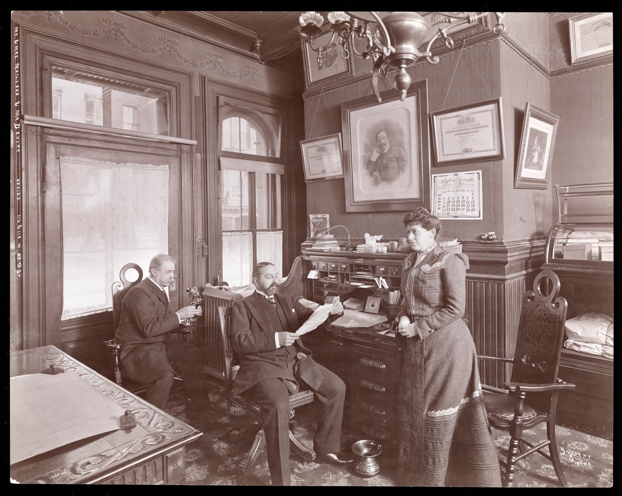 Herr und Frau Maillard und Herr Davitt in einem Büro der Maillard-Schokoladenfabrik, 1902 von Byron Company