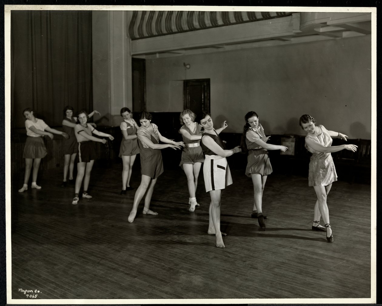 Mrs. Dean und acht tanzende Mädchen im Turnsaal der New York Association for the Blind, 111 East 59th Street, New York, 1935 von Byron Company