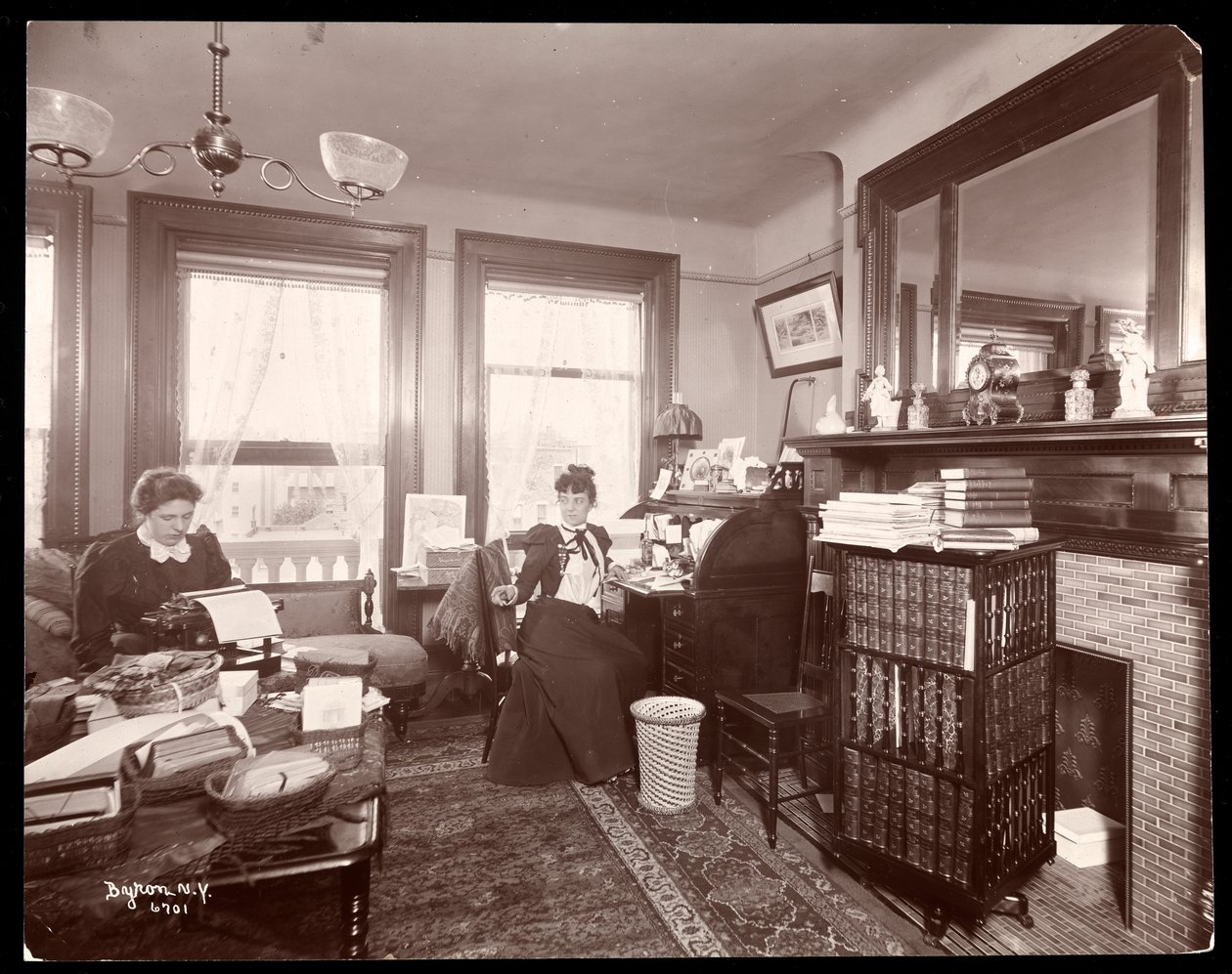 Mrs. Florence Clinton Sutro und eine Schreibkraft in ihrem Haus in der 320 West 102nd Street, New York, 1899 (Silbergelatineabzug) von Byron Company