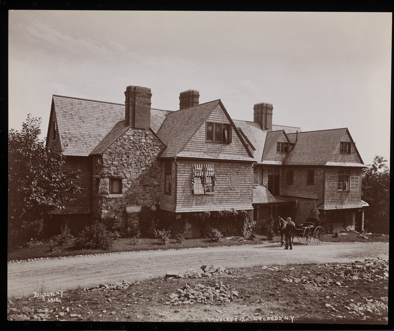Die Residenz von Nicholas Fish und die Fahrt in Tuxedo Park, New York, 1899 von Byron Company