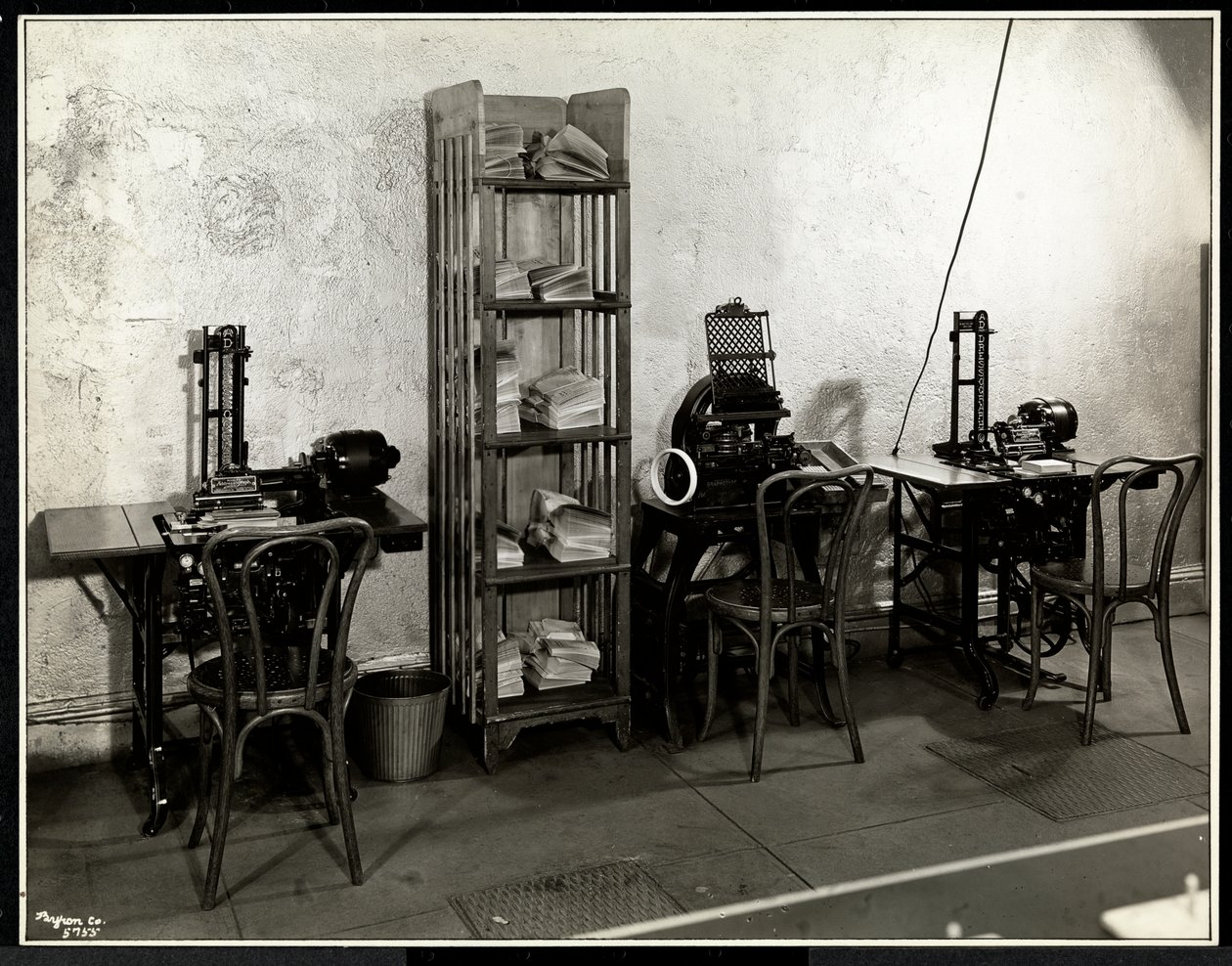 Drei Adressiermaschinen im Büro der Carolyn Laundry, East Harlem, New York, 1929 von Byron Company