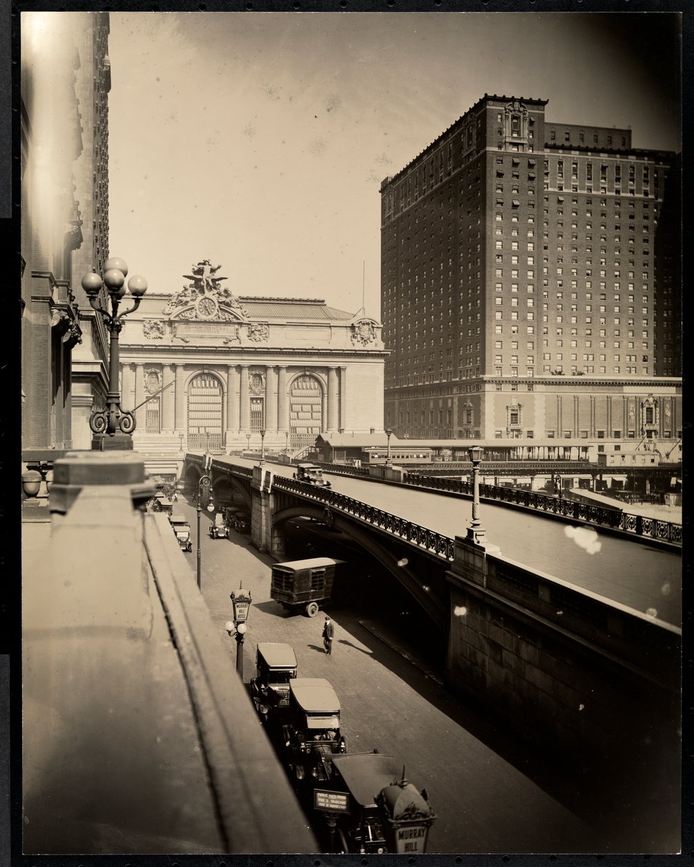 Blick auf Park Avenue und 42nd Street, 1920 von Byron Company