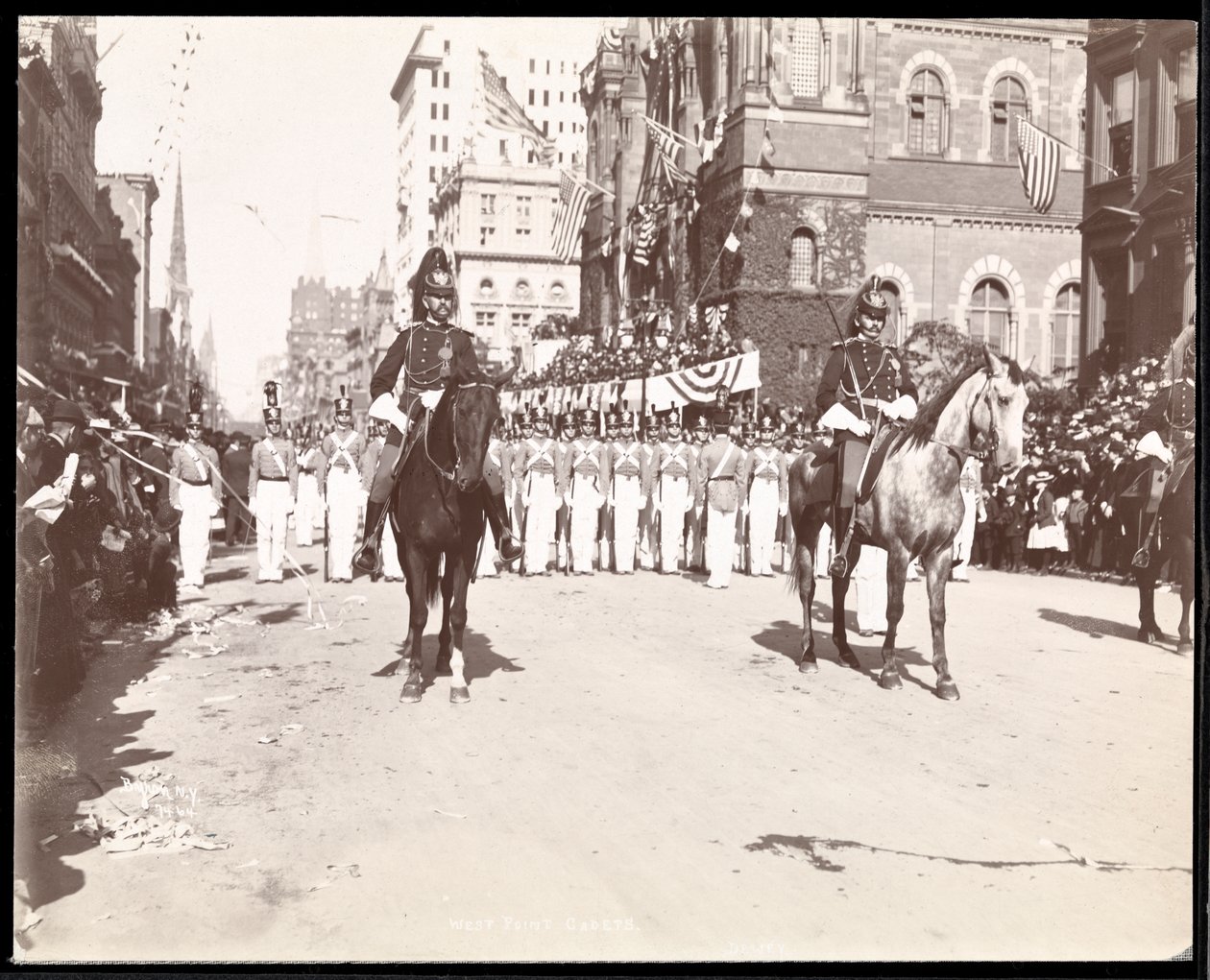 Ansicht der West Point Kadetten in der Dewey Parade auf der Fifth Avenue, New York, 1899 von Byron Company