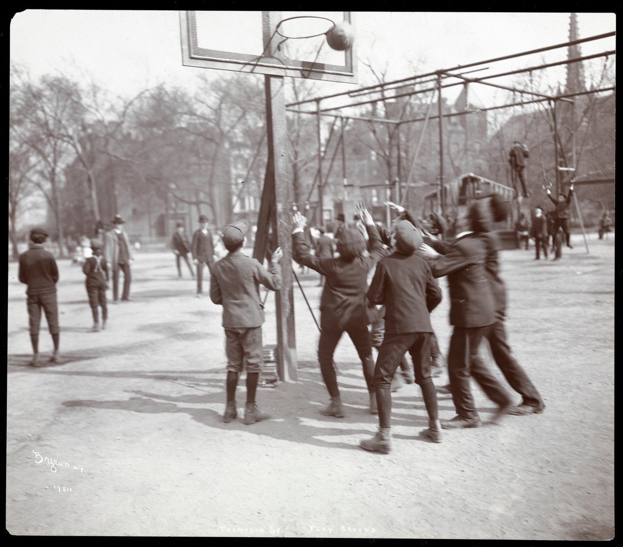 Ansicht von Jungen, die am Arbor Day 1904 auf einem Platz im Tompkins Square Park Basketball spielen von Byron Company