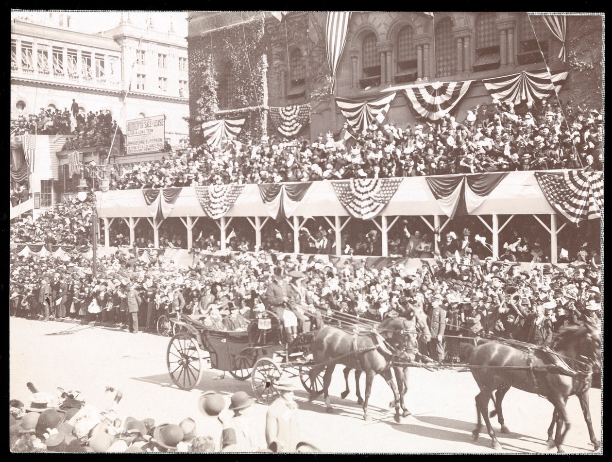 Ansicht der Menge und einer Pferdekutsche in der Dewey Parade auf der Fifth Avenue, New York, 1899 von Byron Company