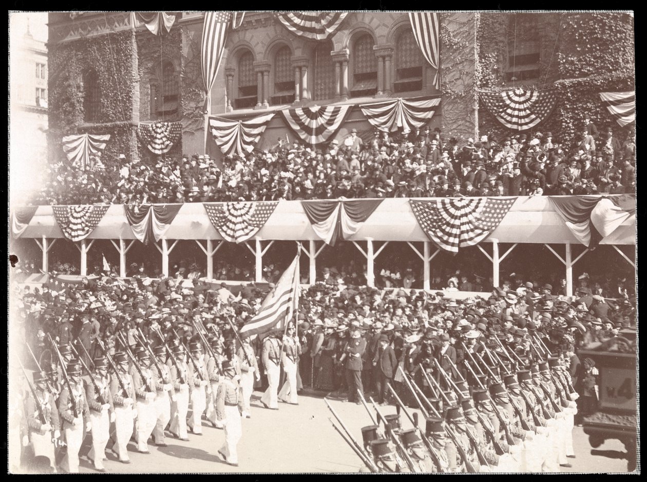 Ansicht der Menge und einer marschierenden Militärgruppe in der Dewey-Parade auf der Fifth Avenue, New York, 1899 von Byron Company