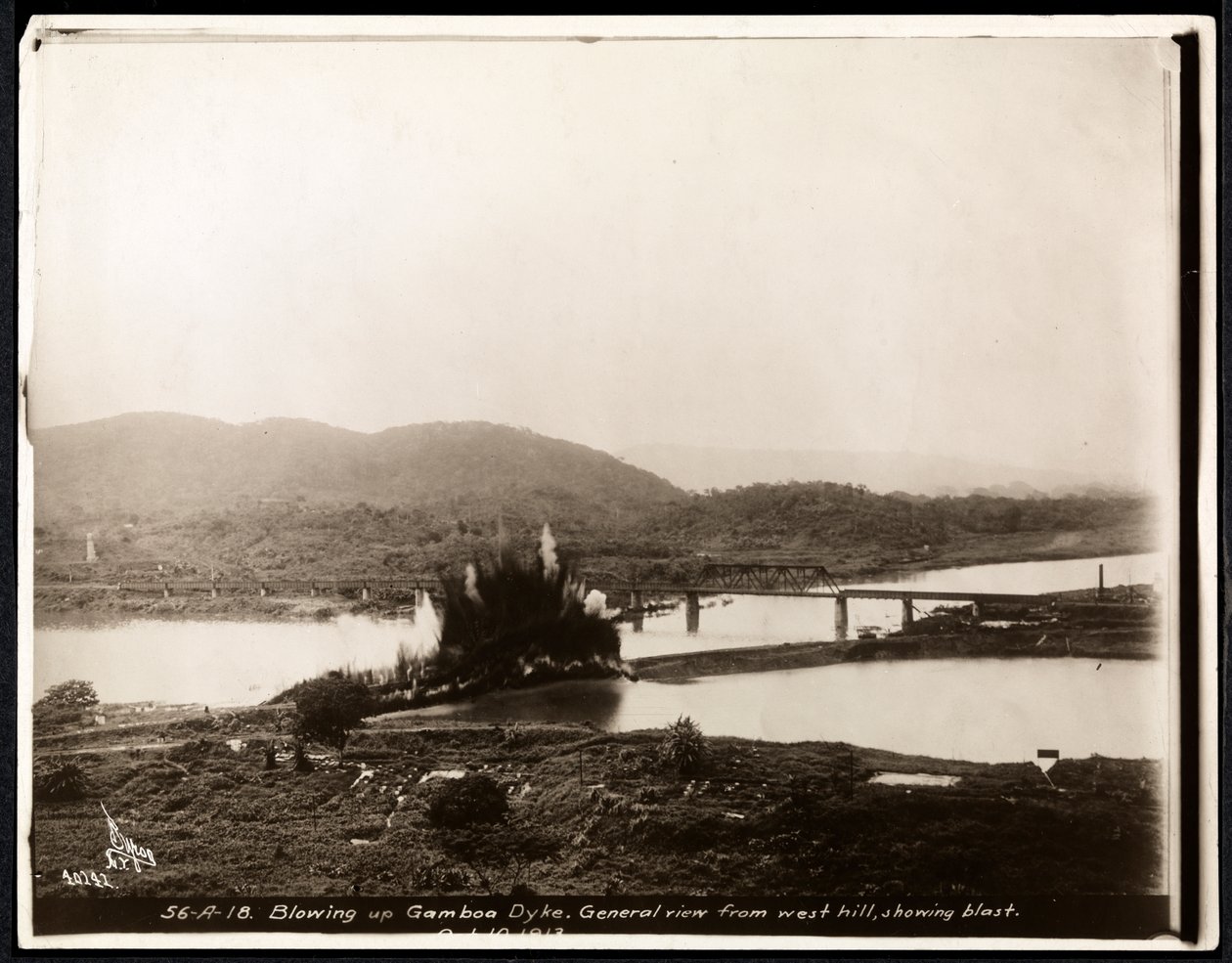 Ansicht der Explosion beim Sprengen des Gamboa-Damms während des Baus des Panamakanals, 1913 von Byron Company