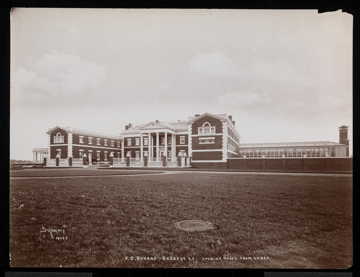 Blick auf das Haupthaus von der Lodge auf dem Anwesen von F.G. Bourne in Oakdale, Long Island, New York von Byron Company