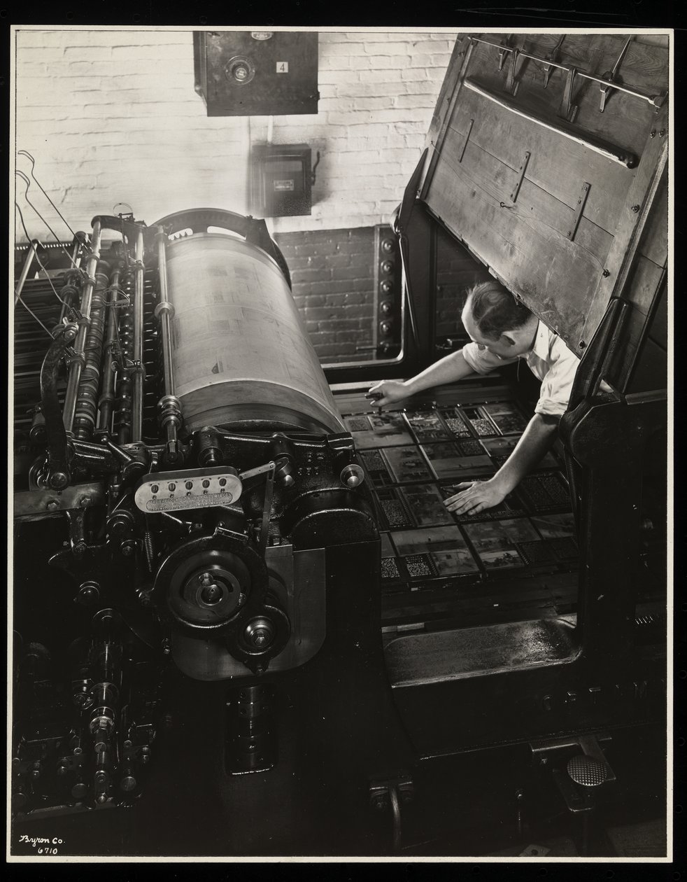 Arbeiten an einer Meihle-Presse bei Unz und Co., 24 Beaver Street, New York, 1932 von Byron Company