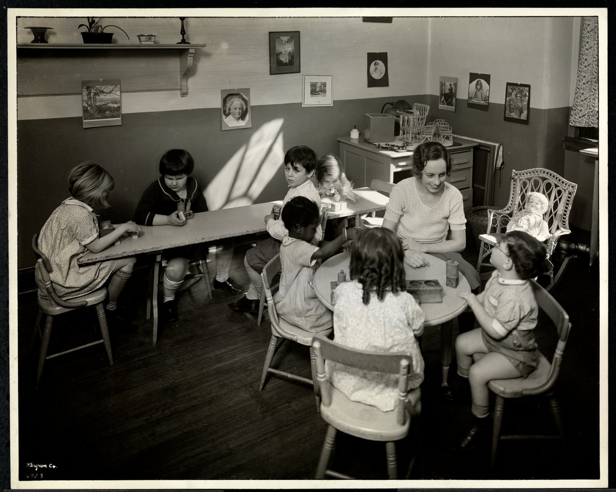 Junge blinde und sehbehinderte Kinder mit einer Lehrerin im Kindergarten der New York Association for the Blind, 111 East 59th Street, New York, 1933 von Byron Company
