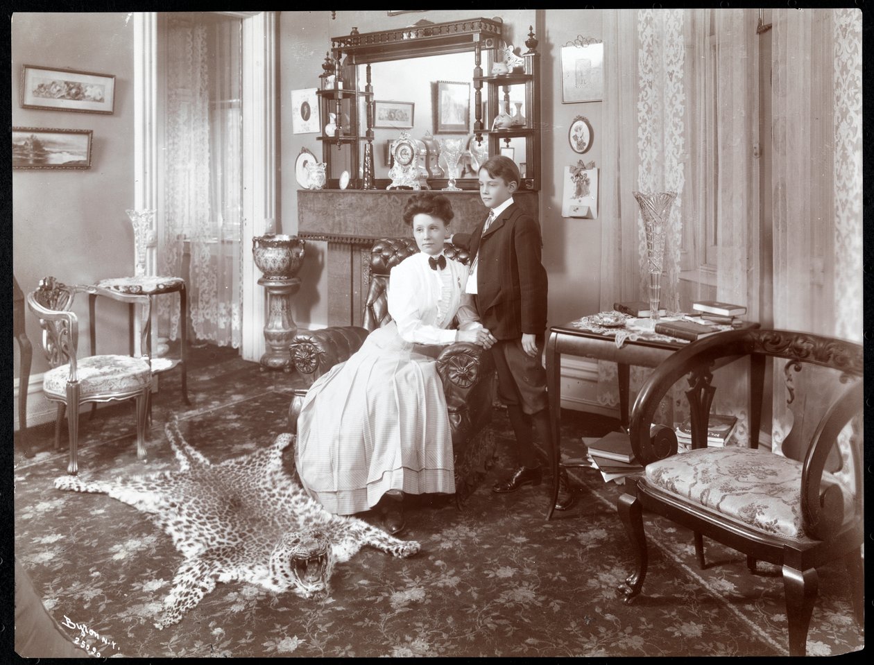 Ein Zimmer im Hotel Cadillac, 1907 (Silbergelatineabzug) von Byron Company