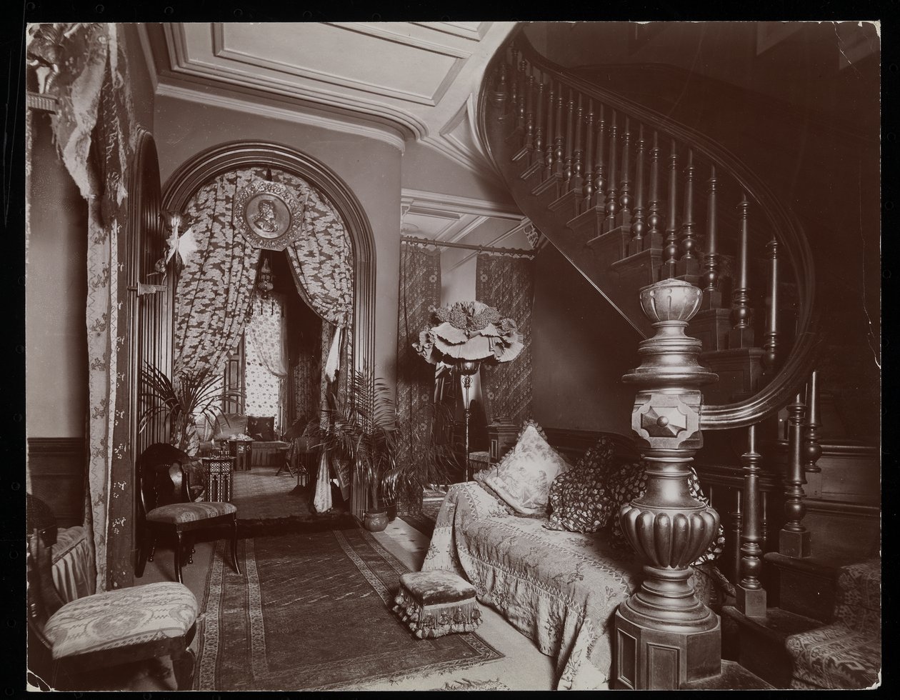 Ein prunkvolles Wohnzimmer in der Blakely Hall Residenz an der 11 West 45th Street, New York, 1896-98 von Byron Company