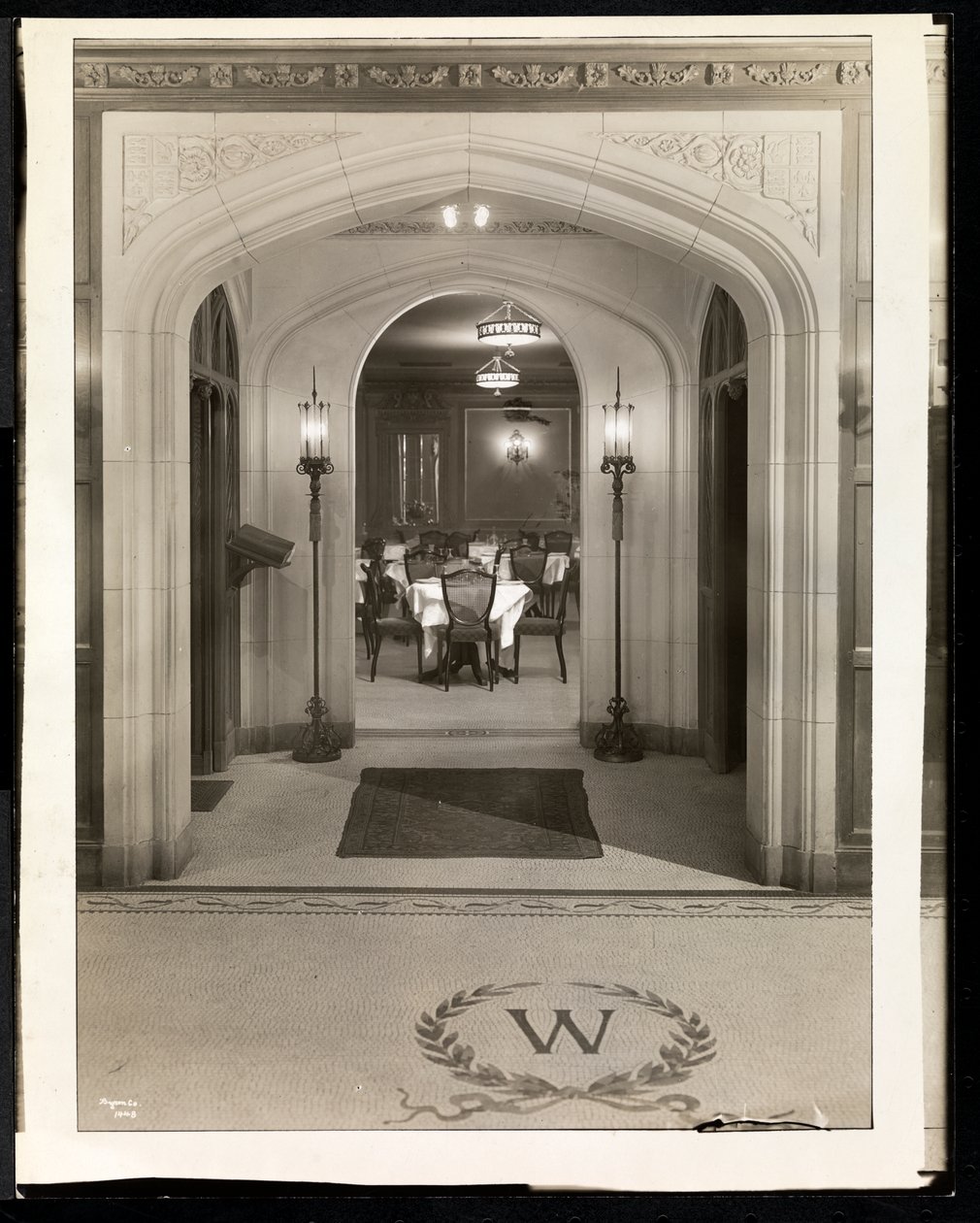 Torweg zum Speisesaal des Hotel Woodward, Broadway und 55th Street, New York, 1920 (Silbergelatineabzug) von Byron Company