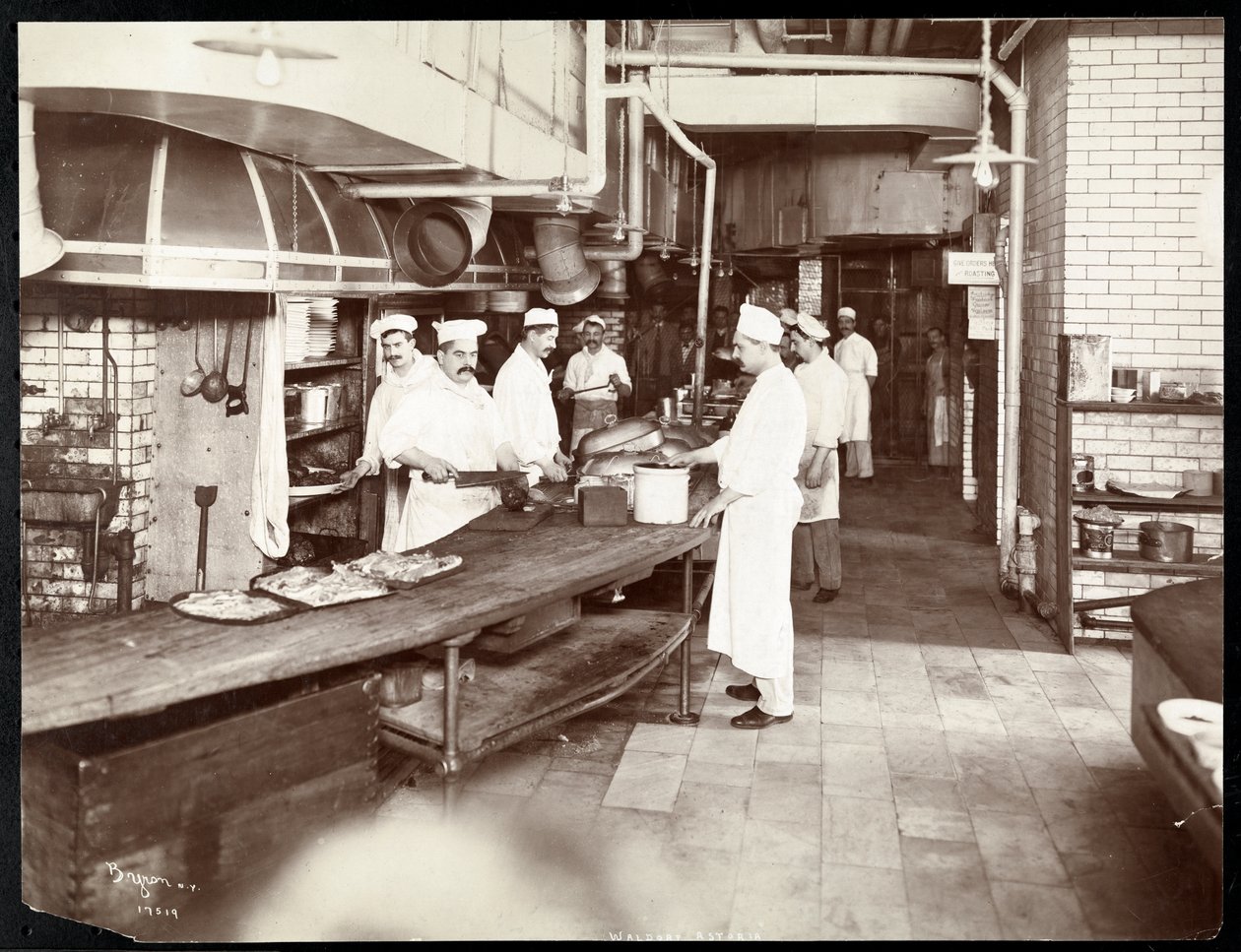Köche arbeiten in der Küche des Waldorf Astoria Hotels an der 34th Street und 5th Avenue, New York, 1903 oder 1904 von Byron Company
