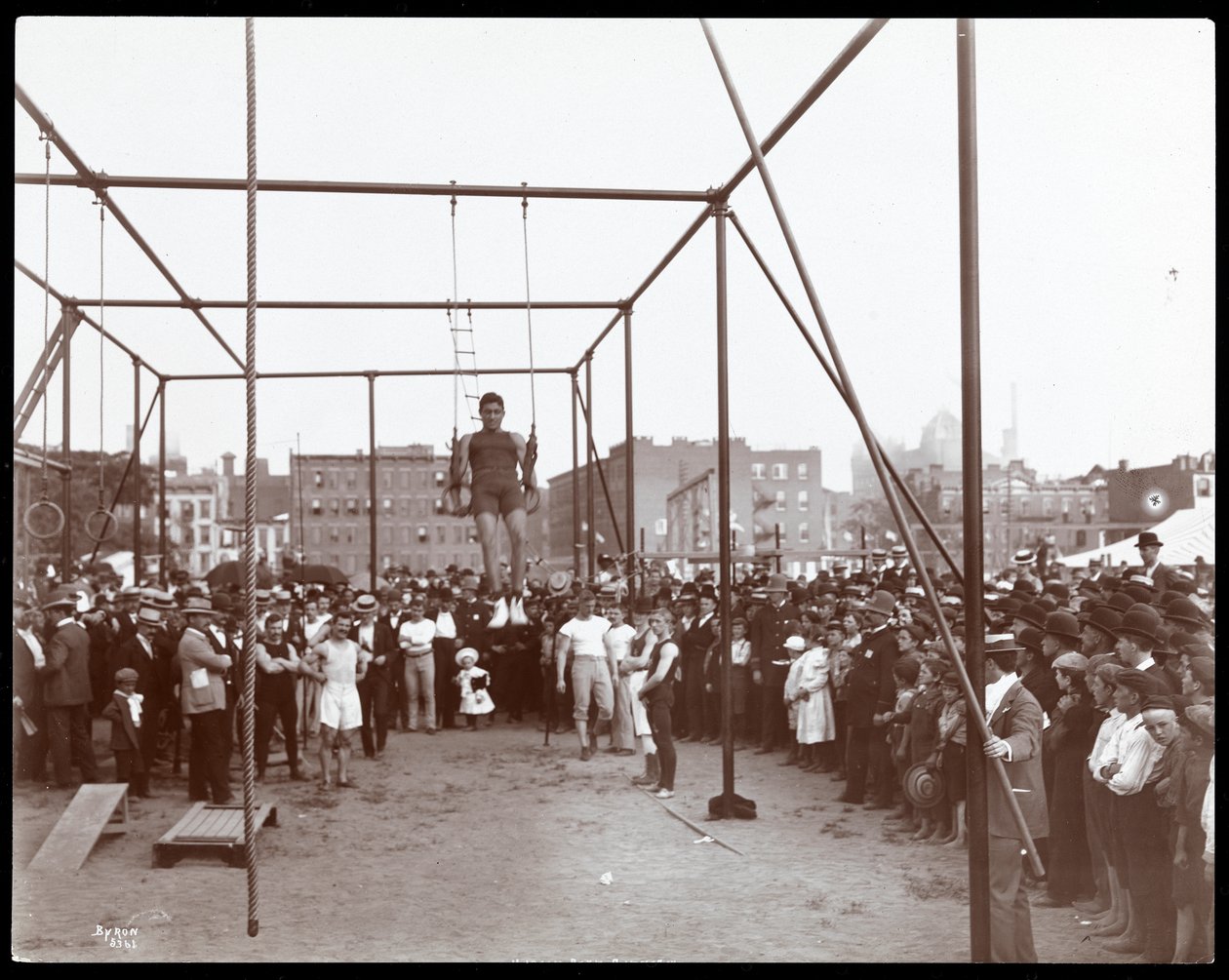 Menschenmenge beobachtet einen Turner im Hudson Bank Gymnasium und Spielplatz, 53rd Street und 11th Avenue, New York, 1898 von Byron Company