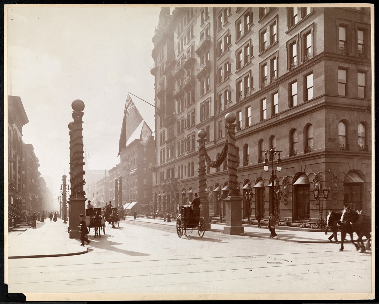 Dekorationen für die Dewey-Parade im Waldorf Astoria Hotel, 33rd Street und 5th Avenue, New York, 1899 von Byron Company