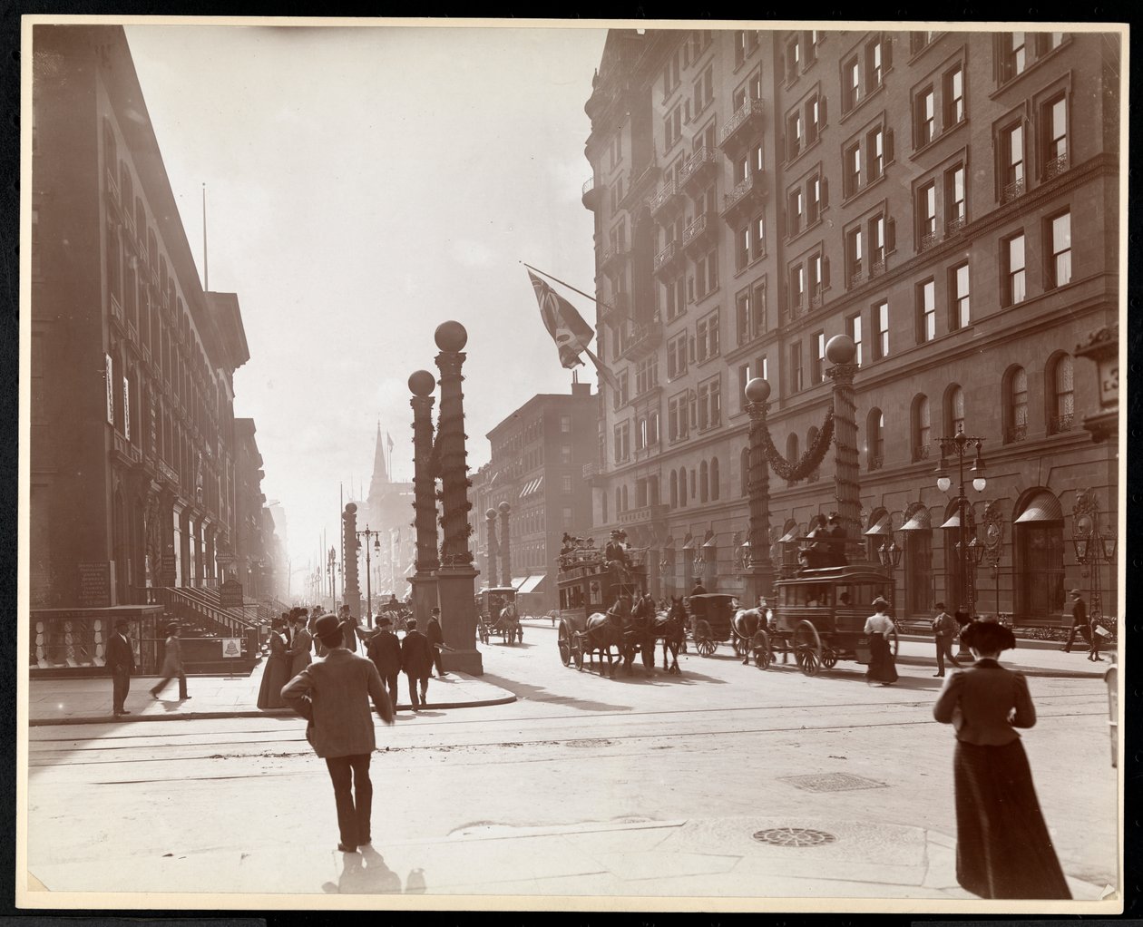 Dekorationen für die Dewey-Parade vor dem Waldorf Astoria Hotel in der 33rd Street und 5th Avenue, New York, 1899 von Byron Company