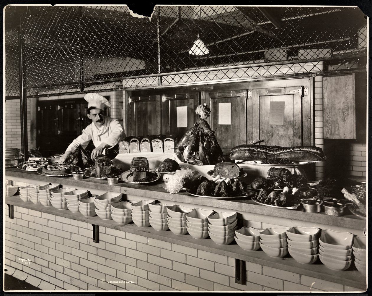 Auslage von kaltem Fleisch in der Küche des Commodore Hotels, 1919 von Byron Company