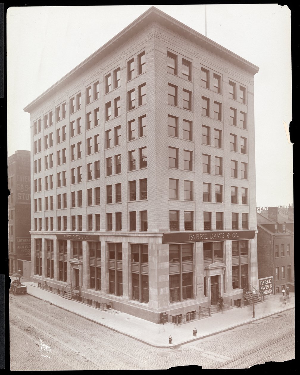 Außenansicht des Parke, Davis und Co. Gebäudes, Hudson und Vestry Streets, New York, 1910 von Byron Company