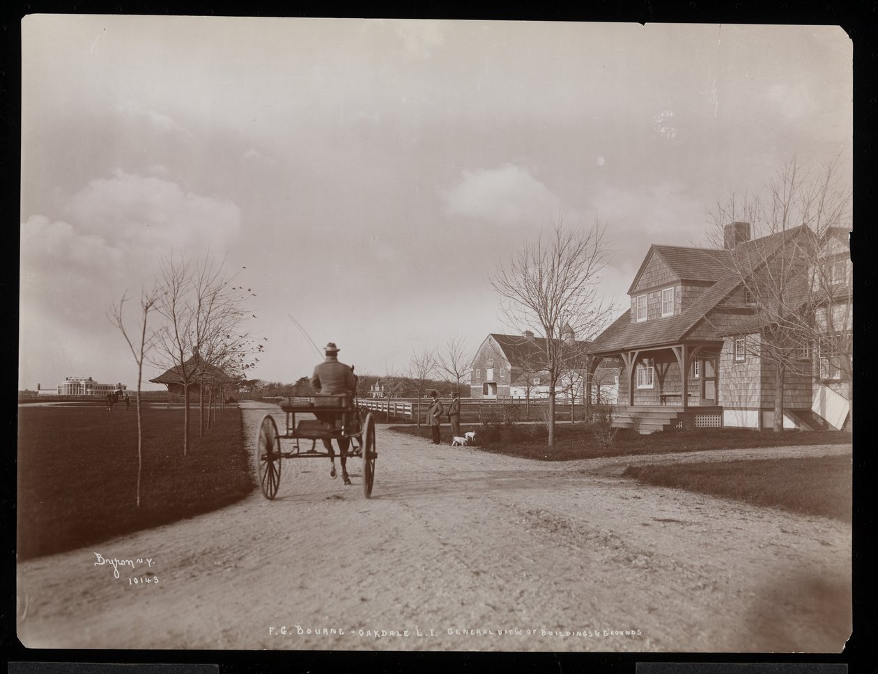 Gesamtansicht der Häuser und Gebäude auf dem Anwesen von F.G. Bourne in Oakdale, Long Island, New York, 1900 von Byron Company