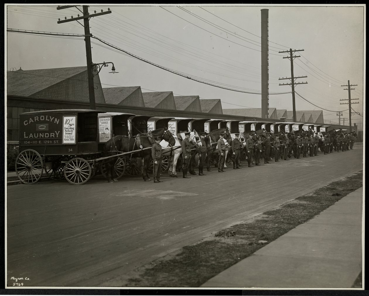 Pferdegezogene Lieferwagen vor der Carolyn Laundry in der 111 East 128th Street, East Harlem, New York, 1929 von Byron Company
