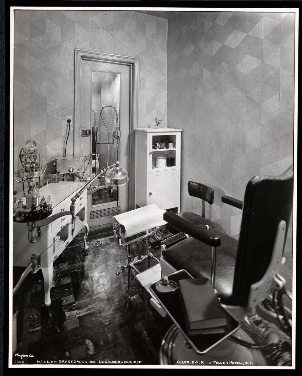 Innenansicht des Fußpflegerzimmers im Charles of the Ritz Schönheitssalon im Ritz Tower Hotel, Park Avenue und 57th St, New York, 1932 von Byron Company