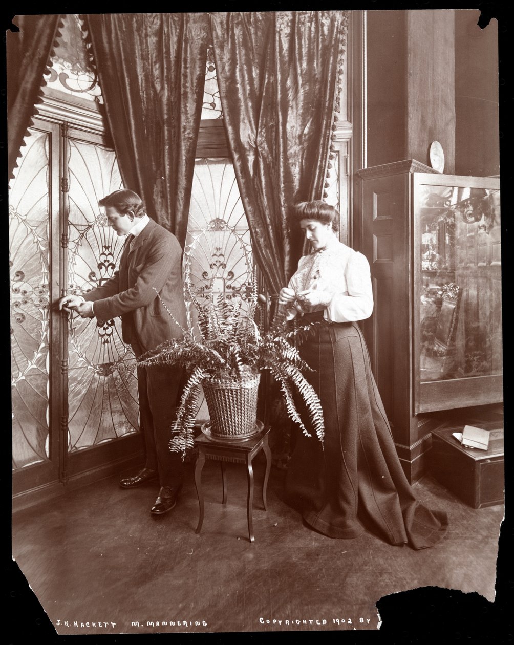 James K. Hackett und seine Frau (Mary Mannering) zu Hause, ca. 1902 von Byron Company