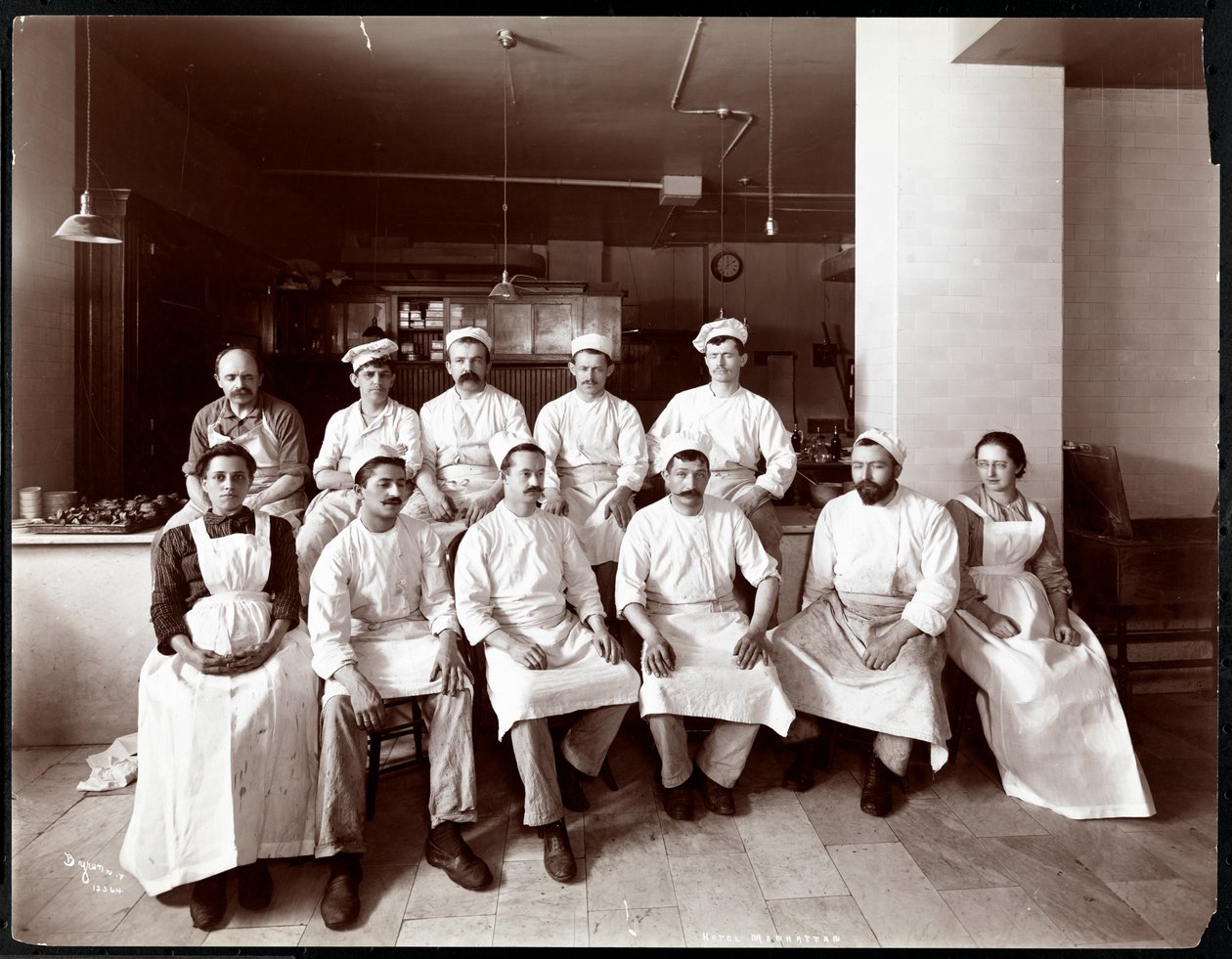 Küchenpersonal im Hotel Manhattan, 1902 von Byron Company