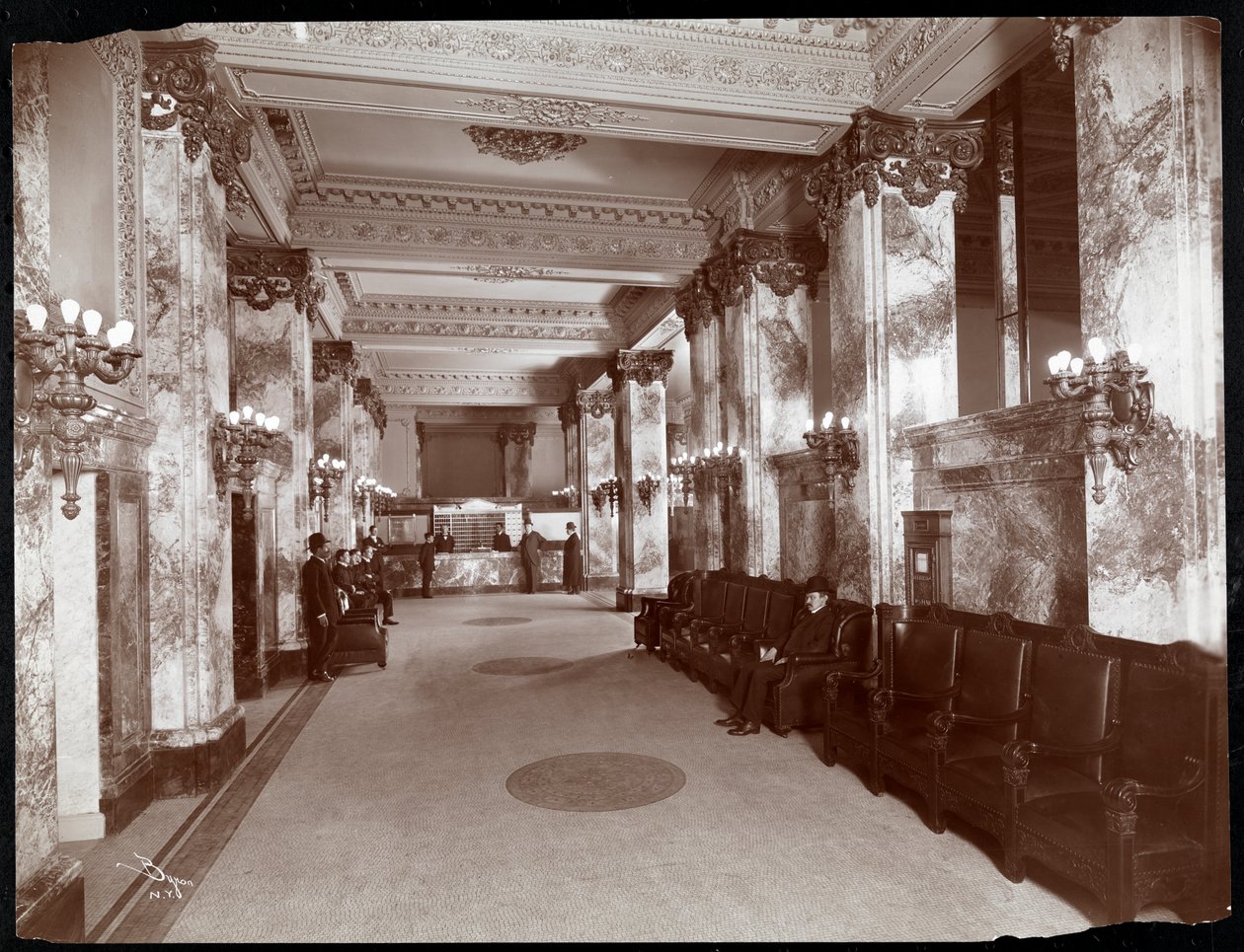 Lobby und Rezeption im Hoffman House Hotel, 1907 von Byron Company