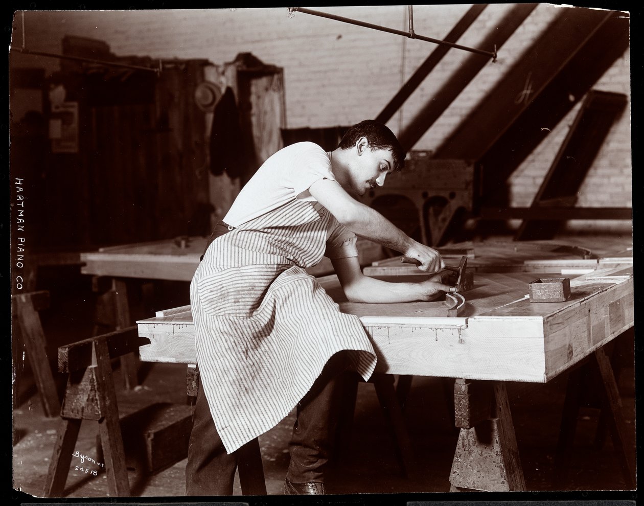 Mann arbeitet in der Hardman, Peck und Co. Klavierfabrik, New York, 1907 von Byron Company