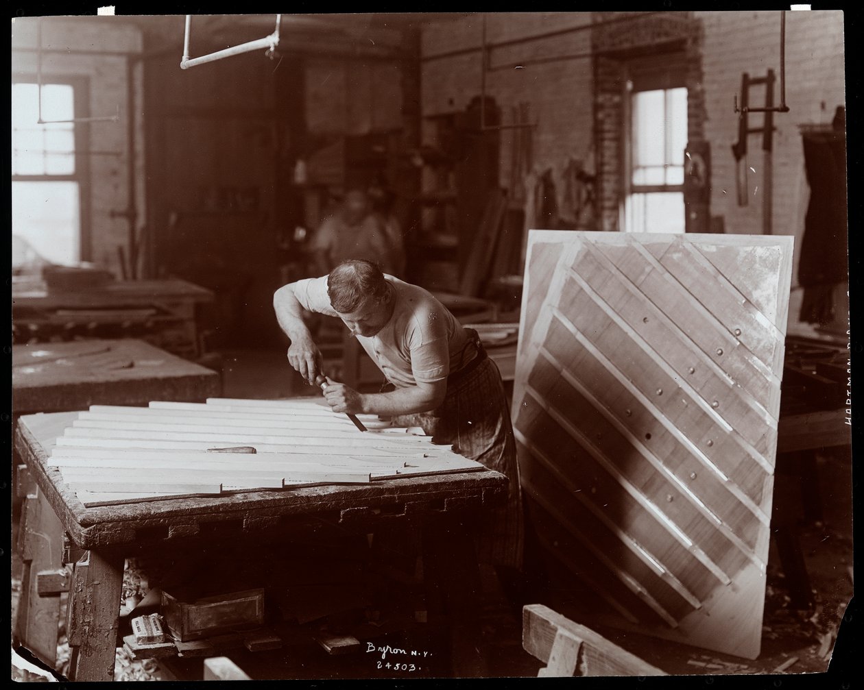 Mann, der in der Hardman, Peck und Co. Klavierfabrik arbeitet, New York, 1907 von Byron Company