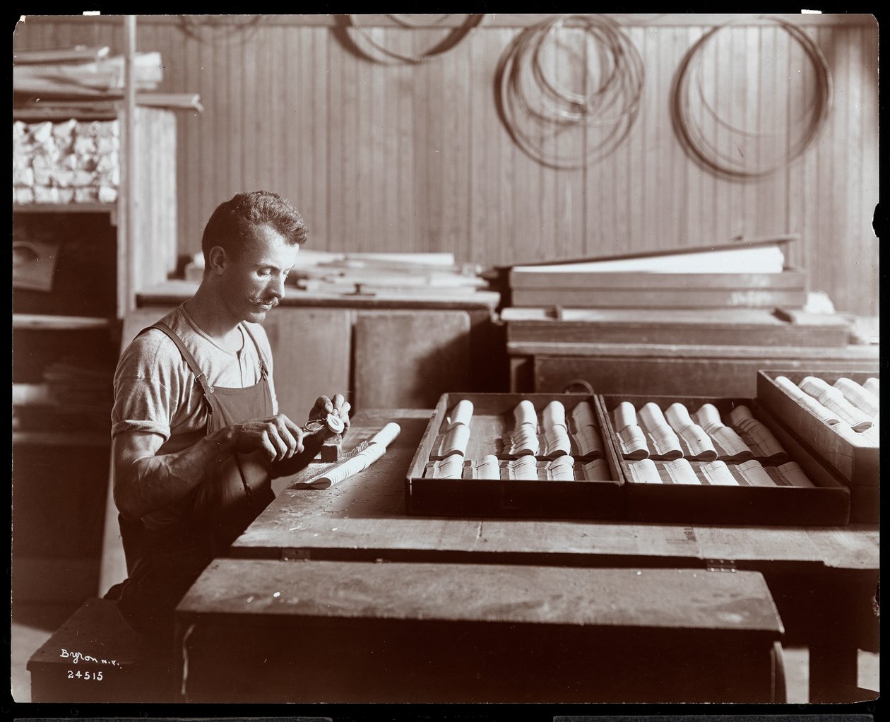 Mann, der in der Hardman, Peck und Co. Klavierfabrik arbeitet, New York, 1907 von Byron Company