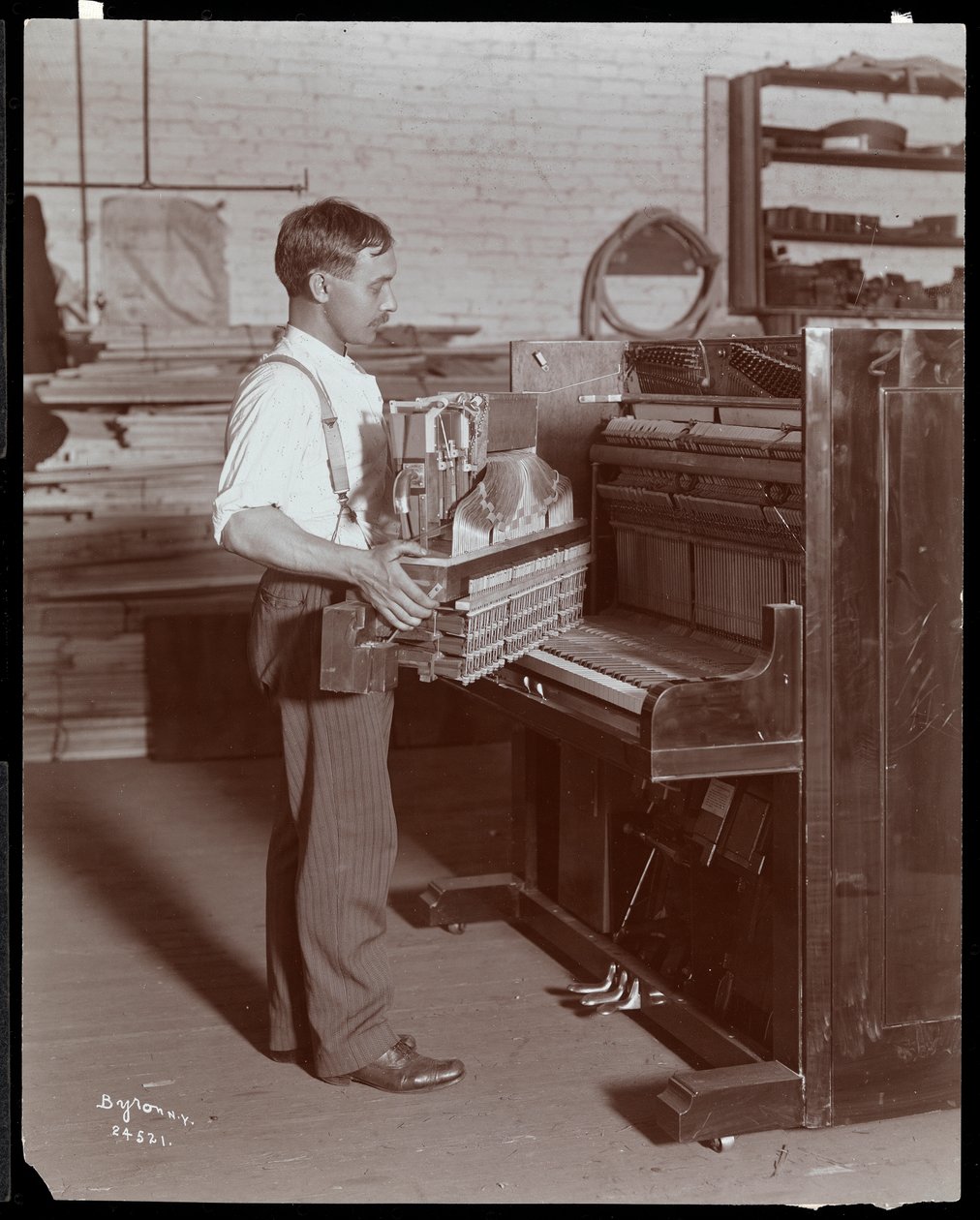Mann arbeitet in der Hardman, Peck und Co. Klavierfabrik, New York, 1907 von Byron Company