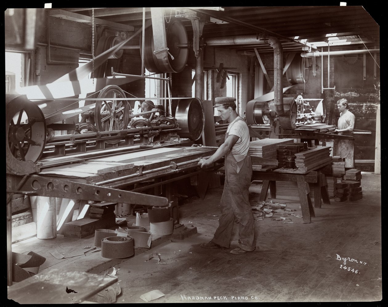 Männer arbeiten in der Hardman, Peck und Co. Klavierfabrik, New York, 1907 von Byron Company