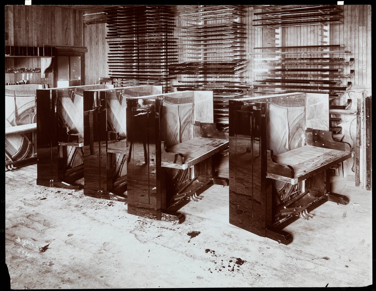 Klaviere im Bau bei der Hardman, Peck und Co. Fabrik, New York, 1907 (Silbergelatineabzug) von Byron Company