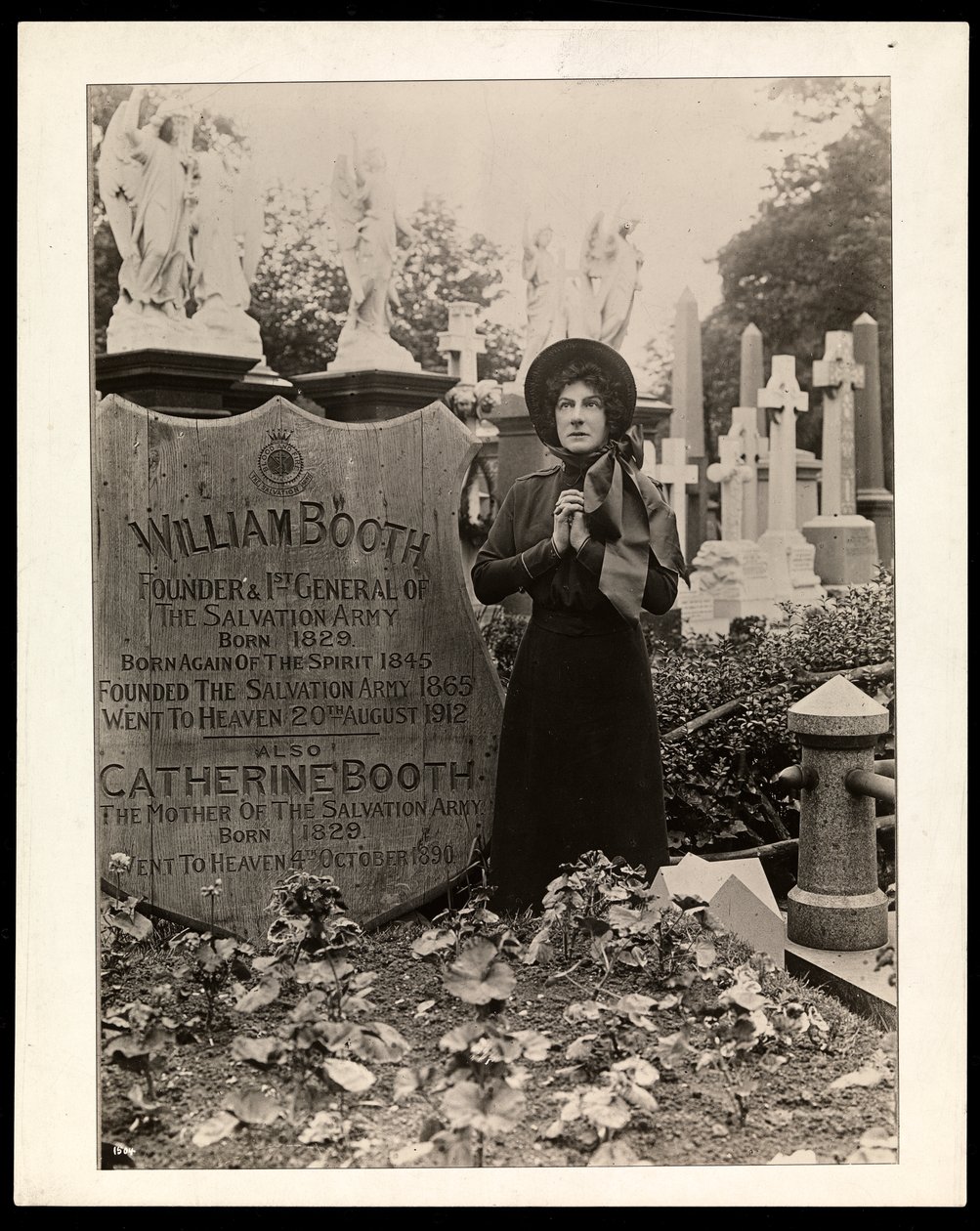 Porträt von Eva Booth am Grab ihres Vaters, General William Booth, ca. 1915 von Byron Company