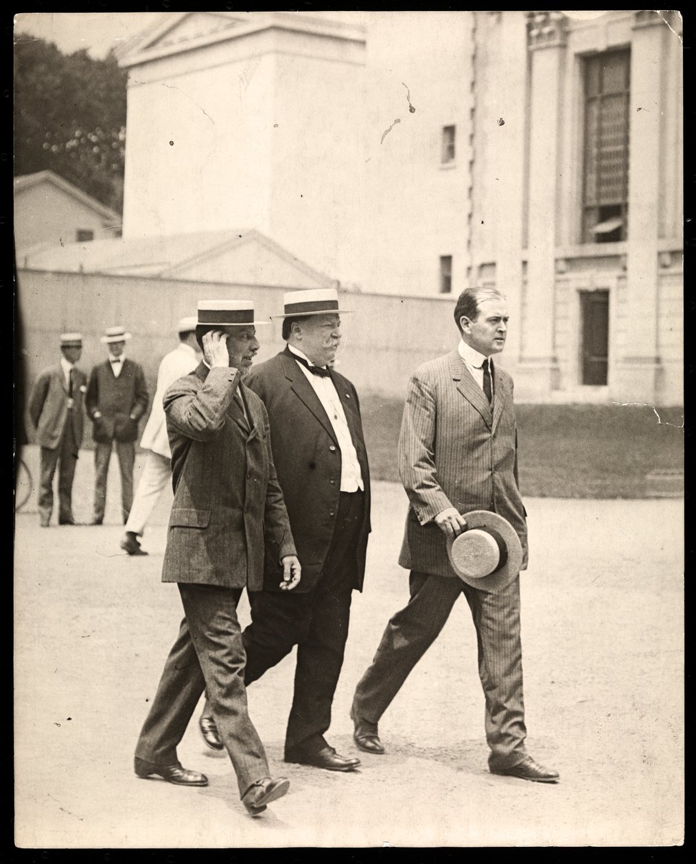Präsident William Howard Taft mit Professor Arthur Twining Hadley von der Yale University und einem anderen Mann, 1900-20 von Byron Company