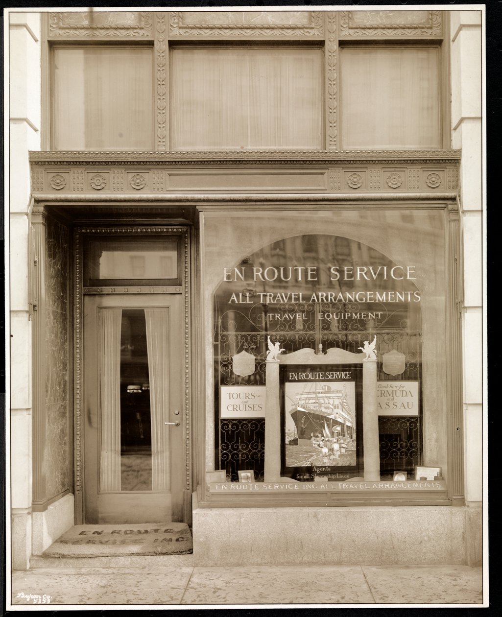 Schaufenster von En Route Service, Inc., im Savoy Plaza Hotel, 59th Street und 5th Avenue, New York, 1928 (Silbergelatineabzug) von Byron Company