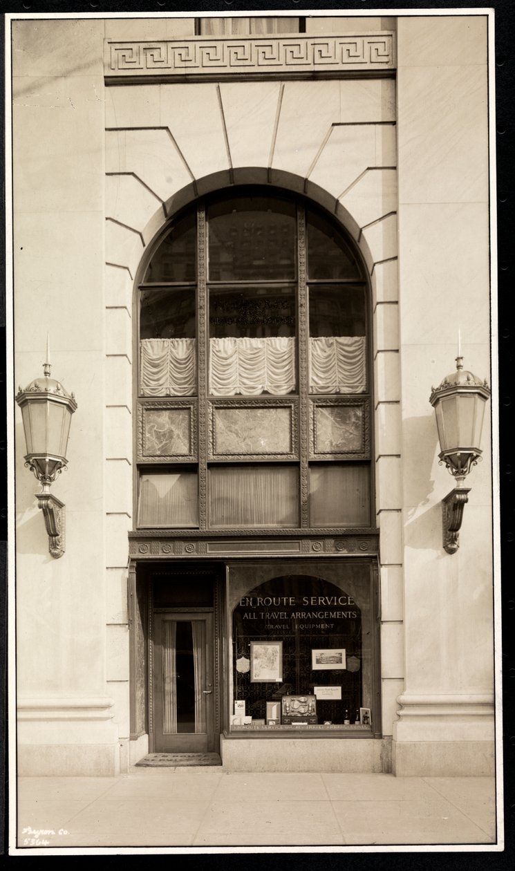 Ladenfront von En Route Service, Inc., im Savoy Plaza Hotel, 59th Street und 5th Avenue, New York, 1928 von Byron Company